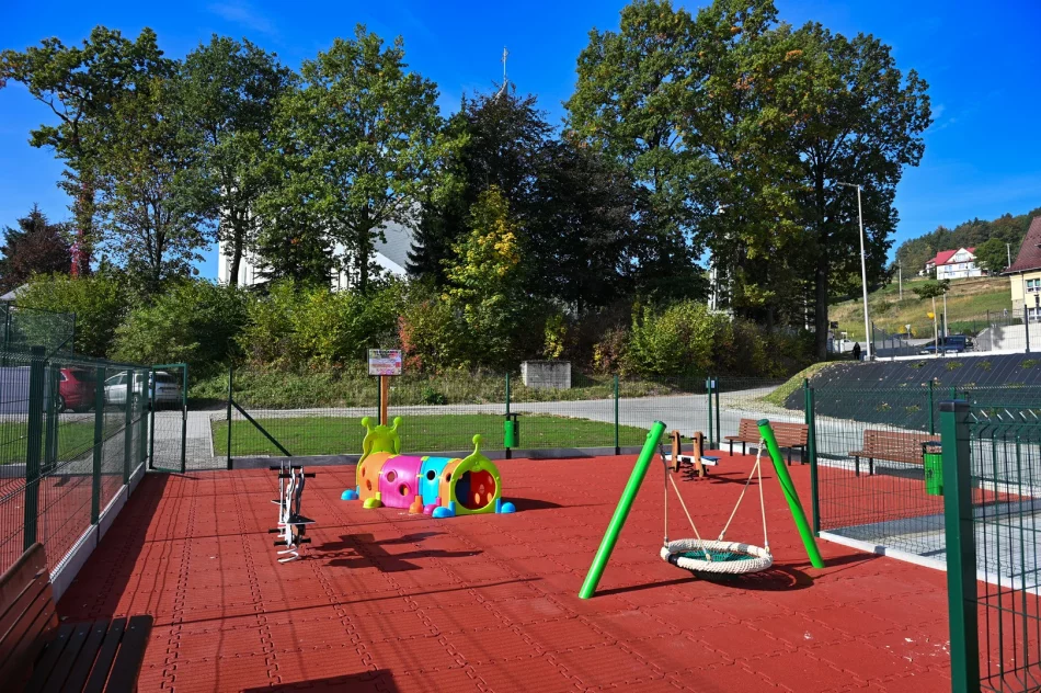 Nowy plac zabaw i strefa rekreacji w Starej Wsi I już gotowe! - zdjęcie 20