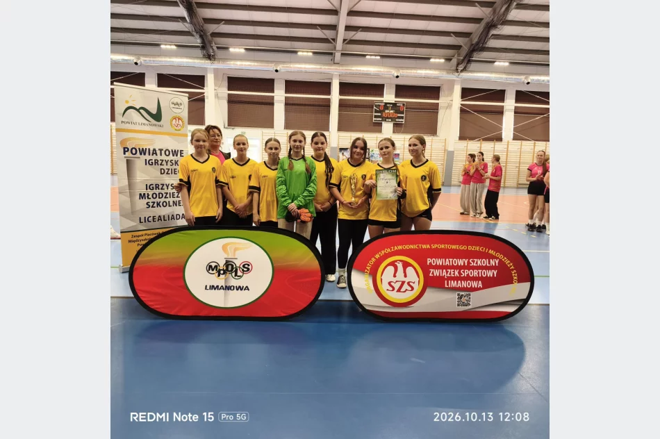 Ujanowice mistrzem powiatu w halowej piłce nożnej. Na podium także SP 1 Kamienica i SP Młyńczyska - zdjęcie 3