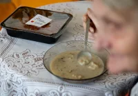Fundacja Biedronki: nie czekają na obiad. Czekają na kogoś w drzwiach. Nowe badanie pokazuje, czego naprawdę potrzebują samotni seniorzy - zdjęcie główne
