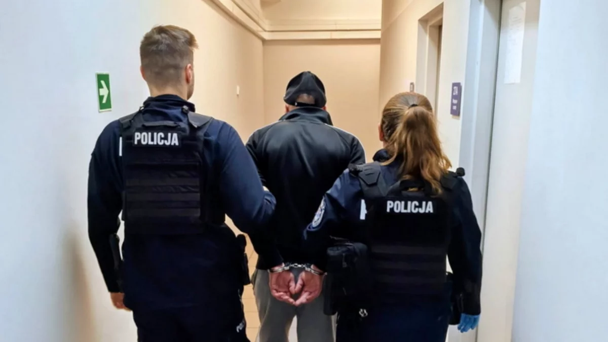 Policjanci podczas ogólnopolskiej akcji „Poszukiwany” w województwie małopolskim, w której zatrzymano 187 osób