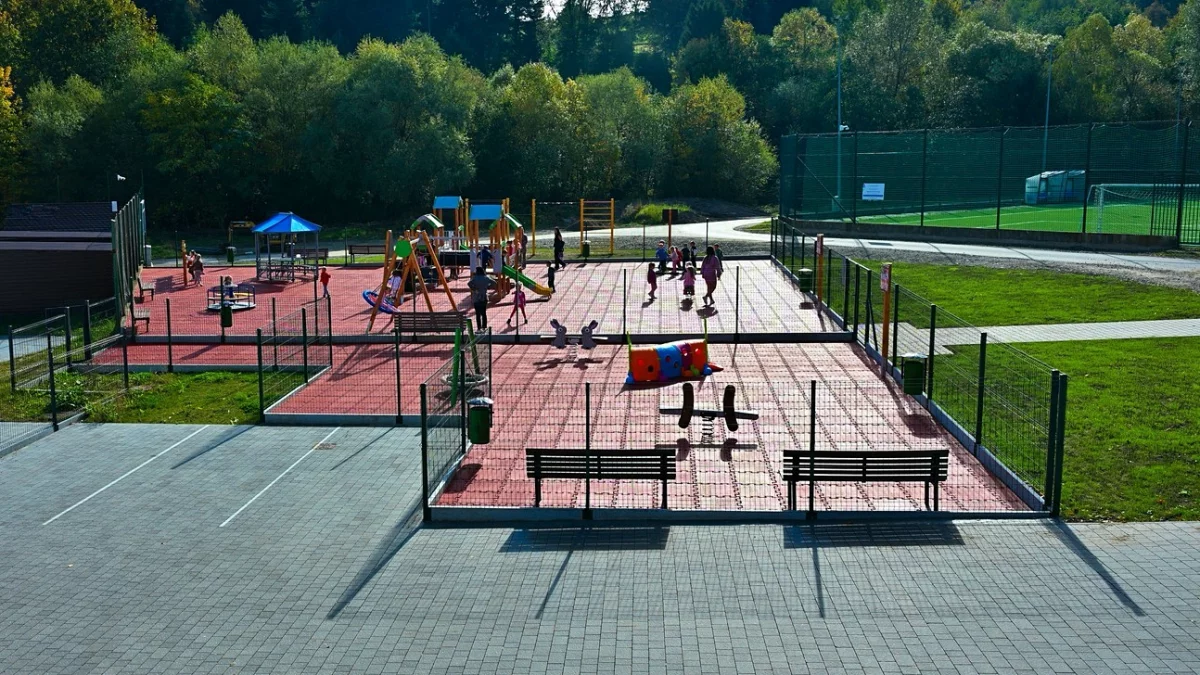 Plac zabaw i strefa street workout w Starej Wsi I w gminie Limanowa – inwestycja za 472 tys. zł