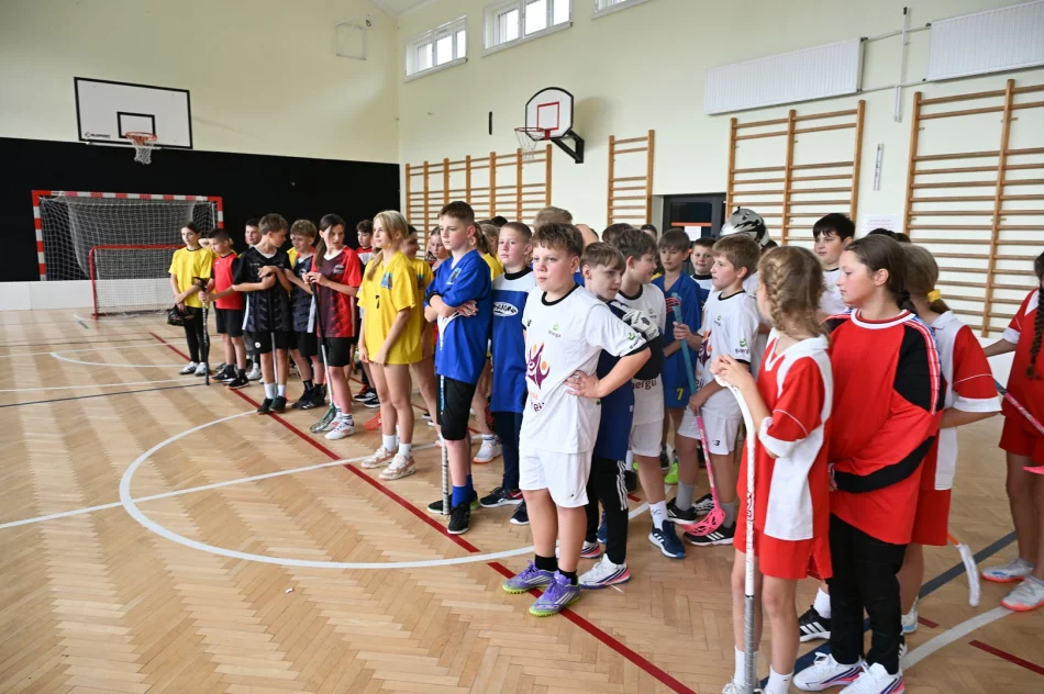 Szkoła Podstawowa w Starej Wsi 2 Mistrzami Unihokeju Dzieci Dziewcząt i Chłopców - zdjęcie 3