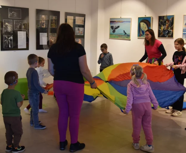 Biblioteka miejska rozpoczęła cykl spotkań „Spotkajmy się” w ramach projektu „Biblioteka dla Każdego” - Zdjęcie główne