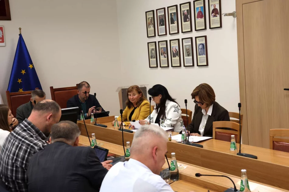 Bezpieczeństwo w miejskich placówkach oświatowych tematem wspólnego posiedzenia komisji Rady Miasta - zdjęcie 3