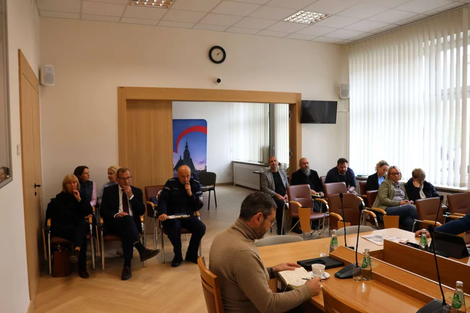 Bezpieczeństwo w miejskich placówkach oświatowych tematem wspólnego posiedzenia komisji Rady Miasta - zdjęcie 4