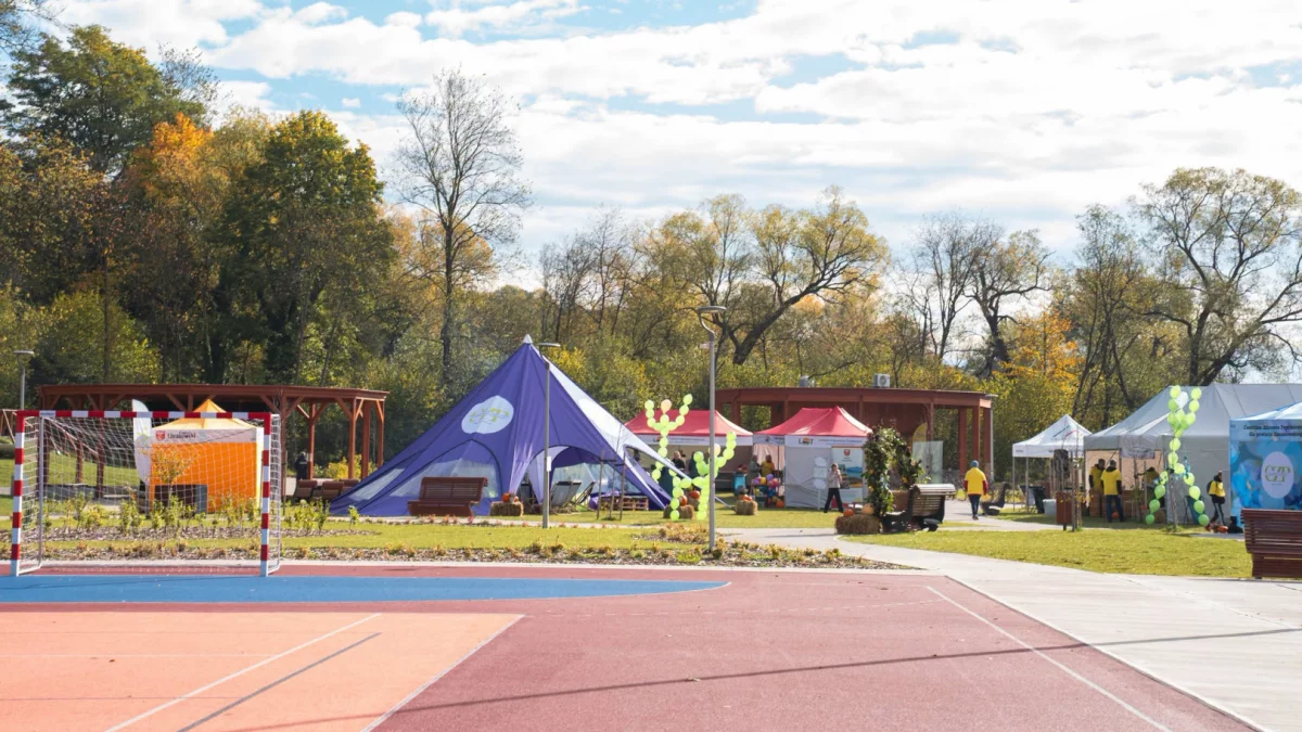 Uczestnicy pikniku podczas III Limanowskiego Dnia Zdrowia Psychicznego przy ul. Kusocińskiego w Limanowej