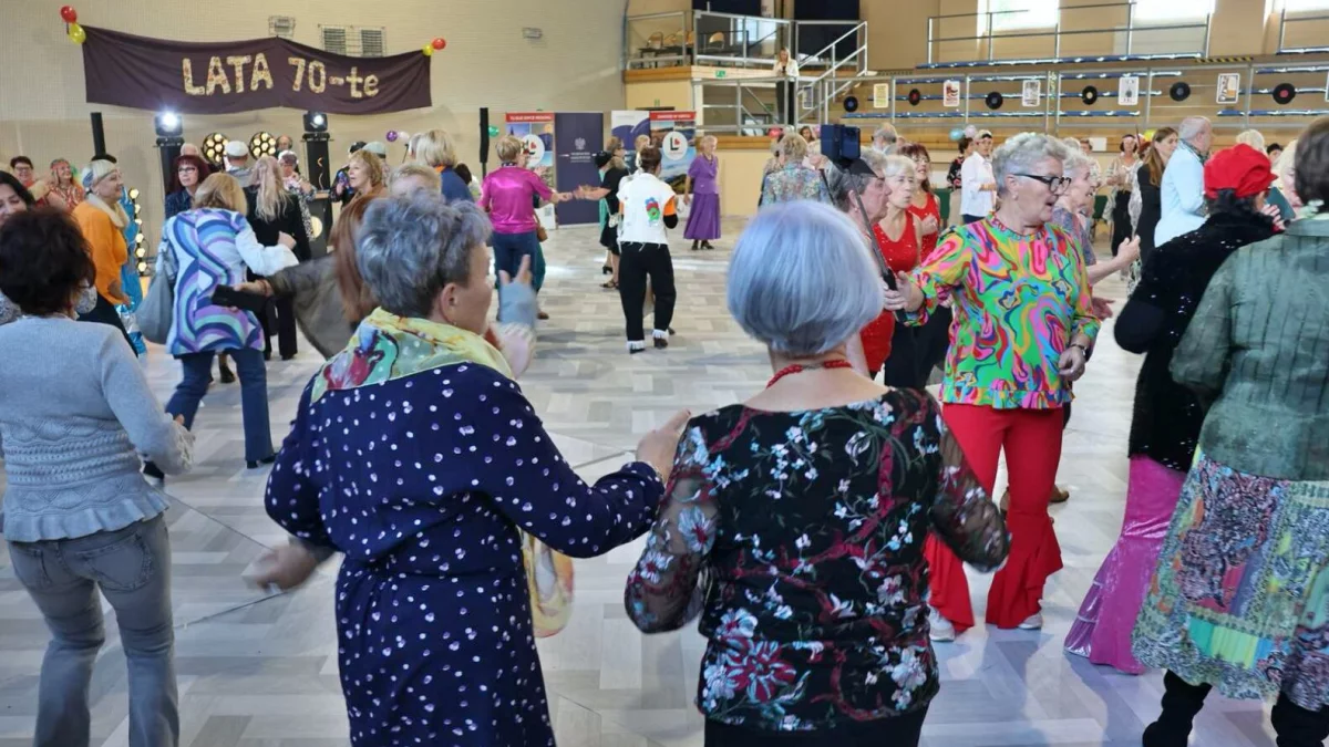 Seniorzy podczas potańcówki w stylu lat 70. w Limanowej, w ramach rządowego programu „Aktywni Seniorzy – ASY”