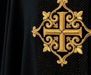 Od czego zależy cena ornatów? Czynniki wpływające na koszt. - zdjęcie główne