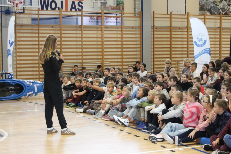 „Na fali” z mistrzynią – Klaudia Zwolińska spotkała się z uczniami Szkoły Podstawowej nr 3 - zdjęcie 2
