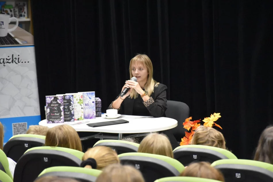 Mariola Lorek spotkała się z młodzieżą w Miejskiej Bibliotece Publicznej  - zdjęcie 5