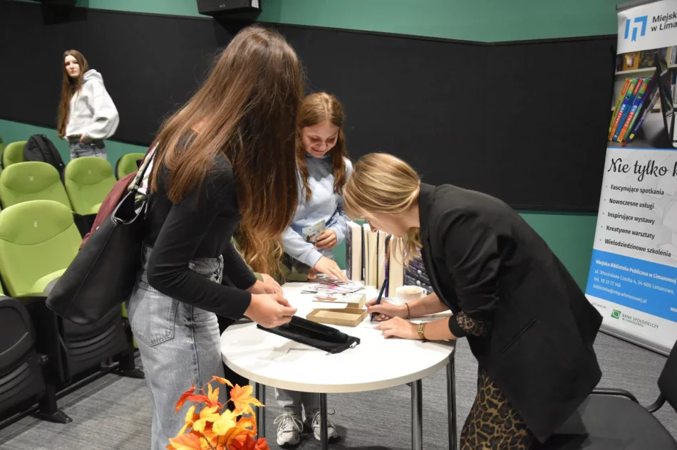 Mariola Lorek spotkała się z młodzieżą w Miejskiej Bibliotece Publicznej  - zdjęcie 6
