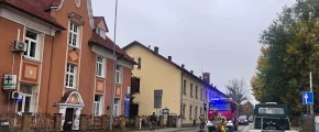 Plama oleju na 4 kilometrach drogi. Ponad 20 strażaków w akcji - zdjęcie główne
