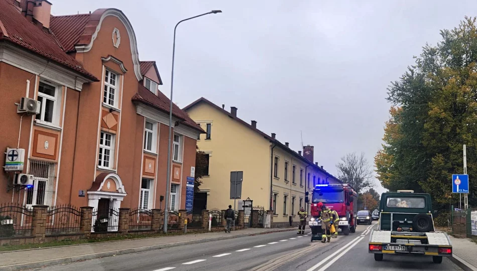 Plama oleju na 4 kilometrach drogi. Ponad 20 strażaków w akcji - zdjęcie 1