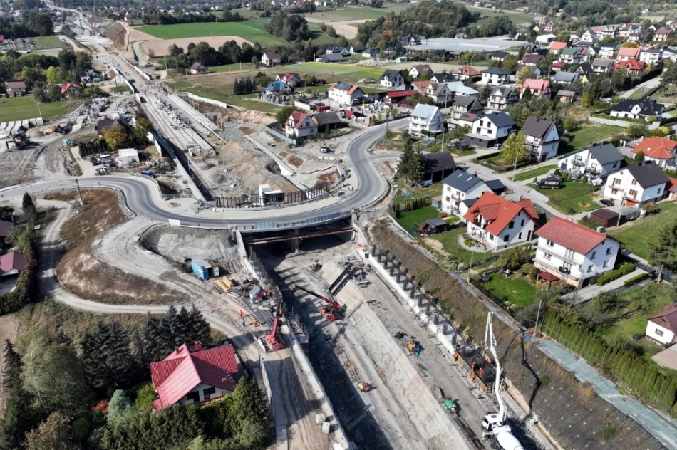 Stacja, przystanki, wiadukty i tunele. Nowe zdjęcia z lotu ptaka - zdjęcie 21