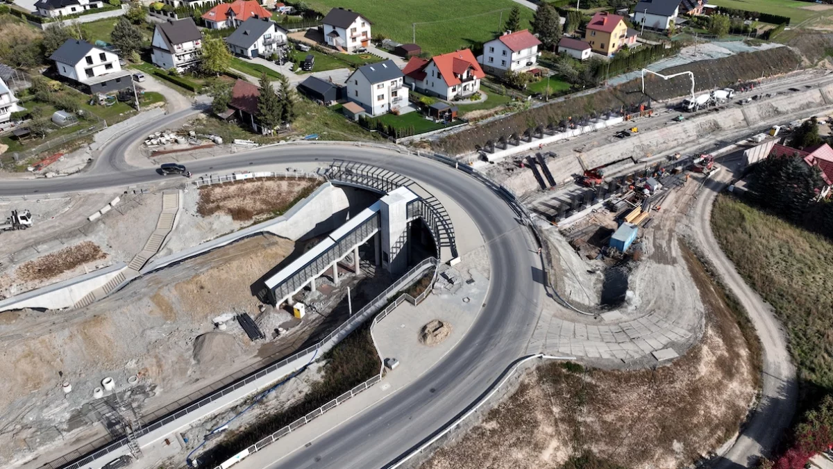 Modernizacja linii kolejowej nr 104 Podłęże–Piekiełko – widok z lotu ptaka na budowę stacji w Męcinie i infrastruktury kolejowej