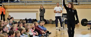 Uczniowie zasiedli w kajaku pod okiem medalistki olimpijskiej - zdjęcie główne