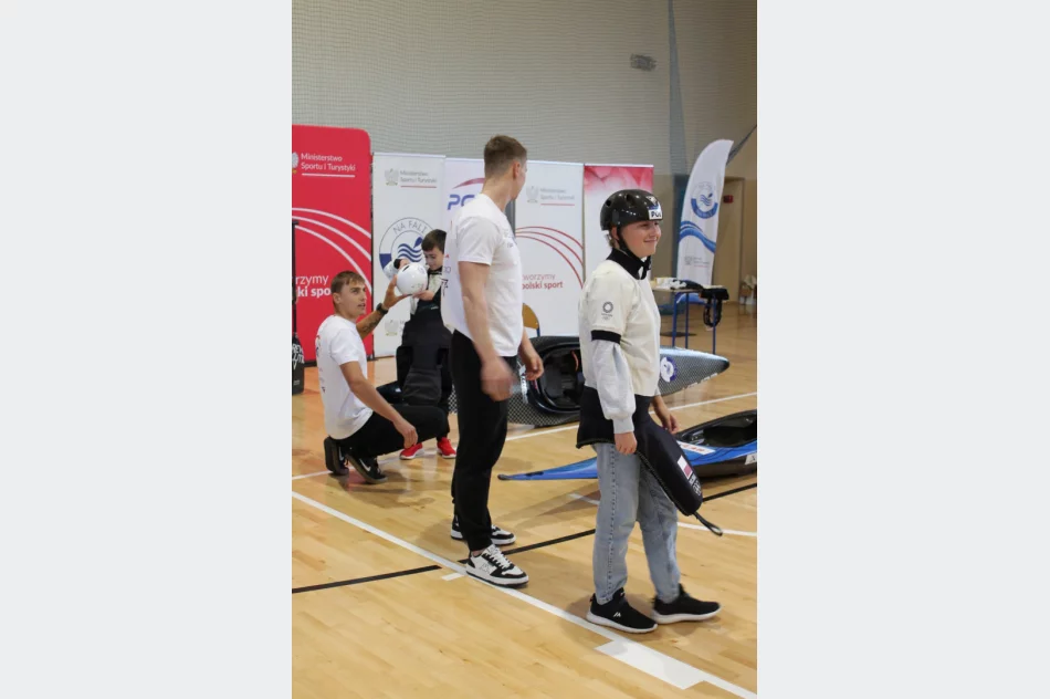 Uczniowie zasiedli w kajaku pod okiem medalistki olimpijskiej - zdjęcie 7