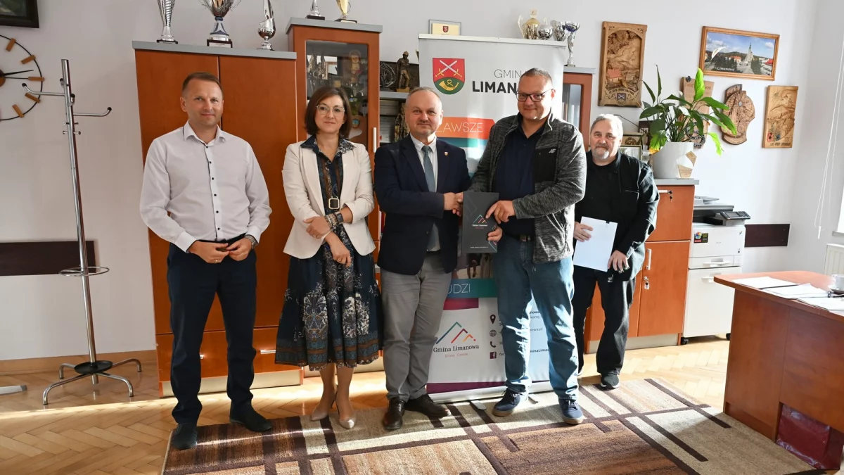 Nowe oświetlenie boisk i instalacja OZE w Siekierczynie