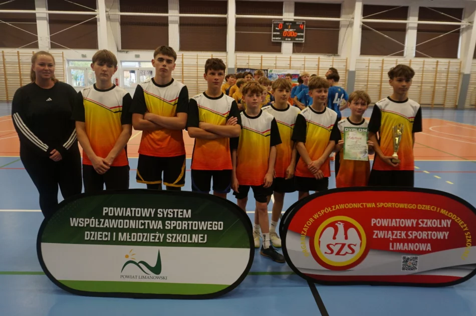 Ujanowice z piłkarskim mistrzostwem powiatu. Łukowica z wicemistrzostwem, SP Łętowe na trzecim miejscu. - zdjęcie 3
