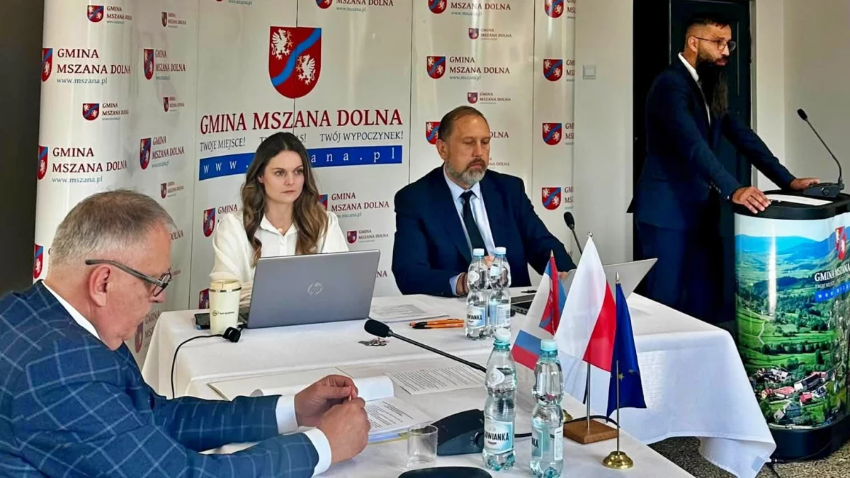 Piotr Potaczek podczas posiedzenia osoby pełniącej funkcję Rady Gminy Mszana Dolna 21 października 2026 roku.
