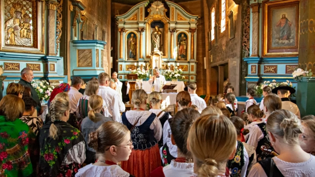 Uczestnicy Zagórzańskiej Mszy św. w regionalnych strojach w zabytkowym kościele św. Marii Magdaleny w Kasinie Wielkiej.