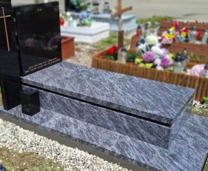 Nagrobki granitowe - dlaczego granit to najpopularniejszy materiał na pomniki cmentarne? - zdjęcie główne