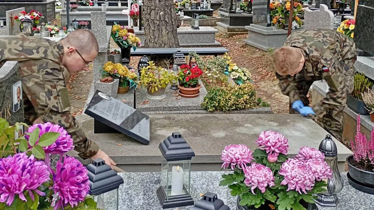 Młodzież z Jednostki Strzeleckiej nr 2007 w Tymbarku podczas porządkowania grobów legionistów na cmentarzu parafialnym
