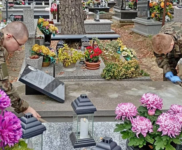  Młodzież uporządkowała groby legionistów  - zdjęcie główne