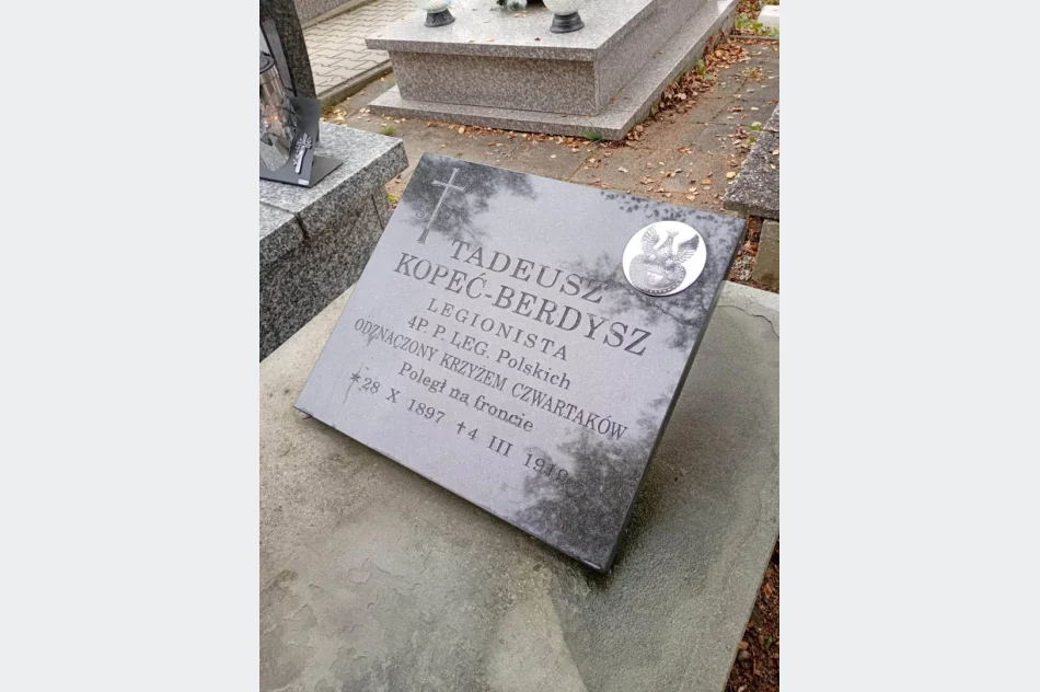  Młodzież uporządkowała groby legionistów  - zdjęcie 4