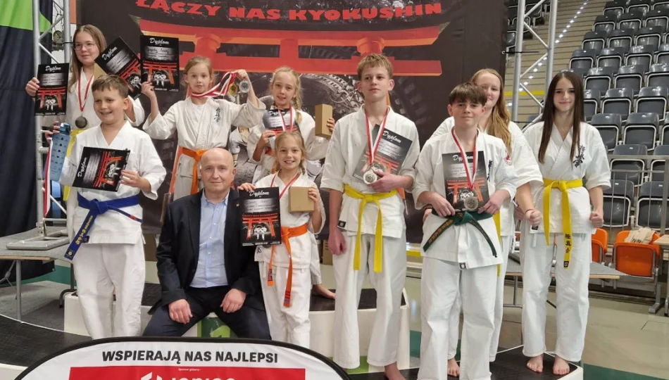Osiem medali karateków z Limanowej! Podwójne złoto Jagody Sowy na międzynarodowym turnieju - zdjęcie 1