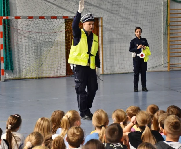 Policjanci w szkolnych ławkach  - zdjęcie główne