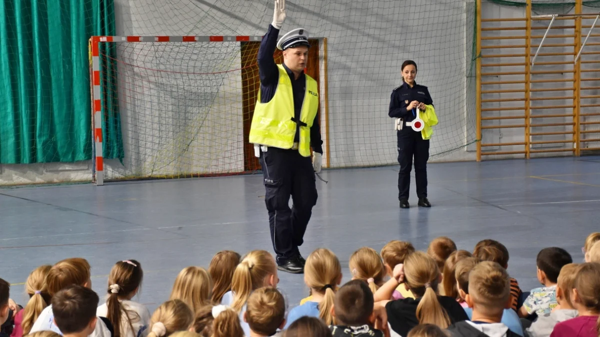 Policjanci ruchu drogowego podczas spotkania z uczniami szkoły podstawowej