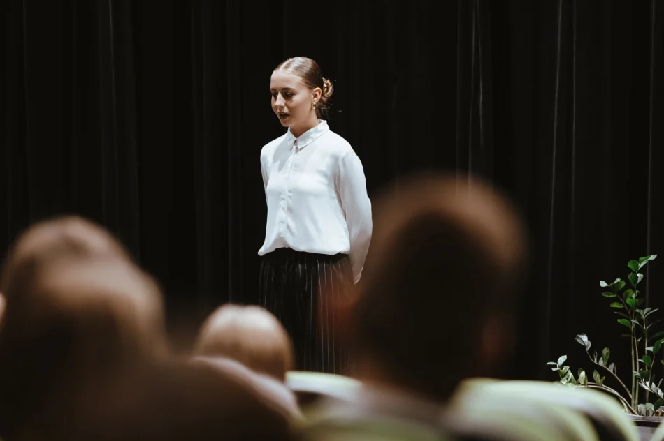 Poezja Baczyńskiego wciąż inspiruje – Powiatowy Konkurs Recytatorski w Limanowej rozstrzygnięty - zdjęcie 3
