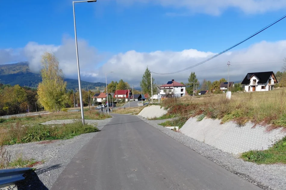 „Droga przez Wieś” w Kasinie Wielkiej. Ponad 2 km rozbudowanej drogi i kolejne 2,95 mln zł dofinansowania - zdjęcie 4