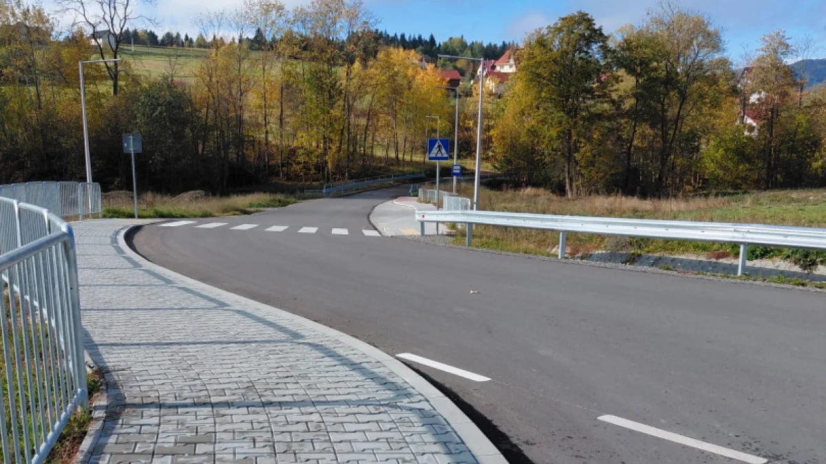 „Droga przez Wieś” w Kasinie Wielkiej. Ponad 2 km rozbudowanej drogi i kolejne 2,95 mln zł dofinansowania