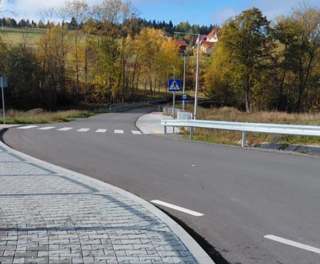 „Droga przez Wieś” w Kasinie Wielkiej. Ponad 2 km rozbudowanej drogi i kolejne 2,95 mln zł dofinansowania - Zdjęcie główne