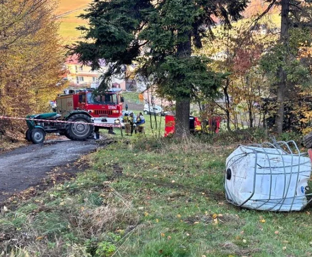 Tragedia na drodze: 63-latek zginął przygnieciony przez ciągnik - zdjęcie główne