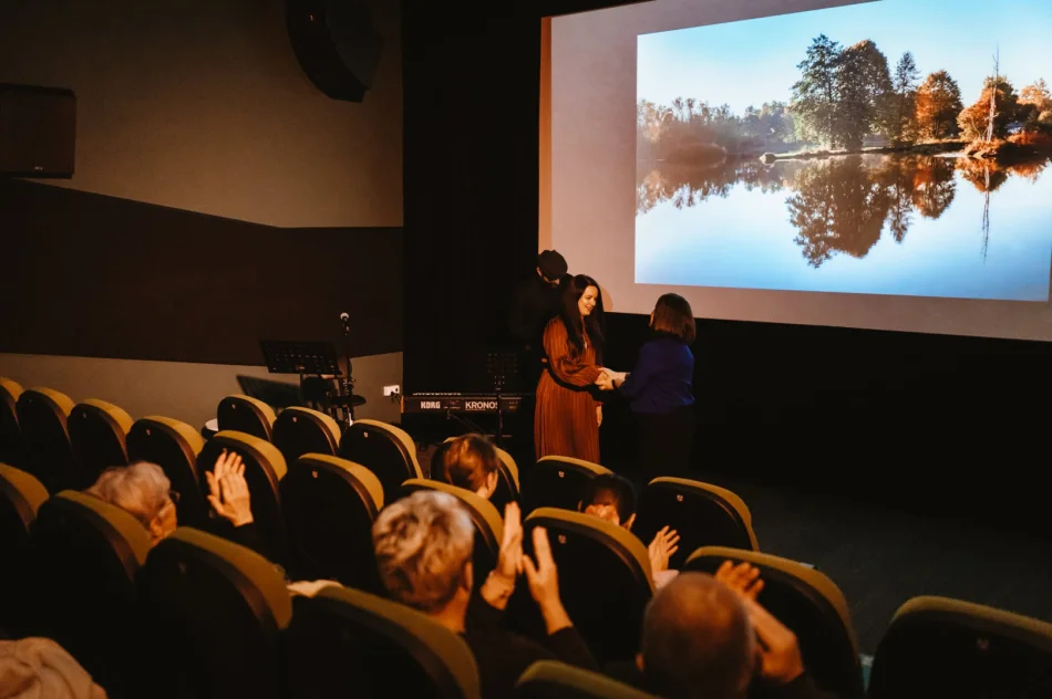 „Muzyczne fotografie. Jesień z piosenką” w limanowskiej bibliotece - zdjęcie 5
