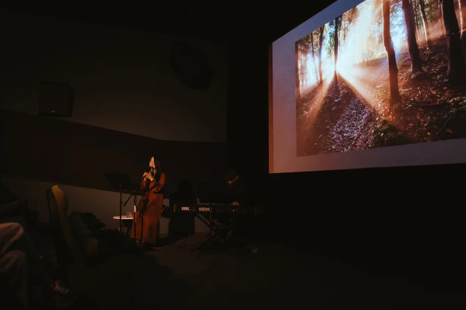 „Muzyczne fotografie. Jesień z piosenką” w limanowskiej bibliotece - zdjęcie 7