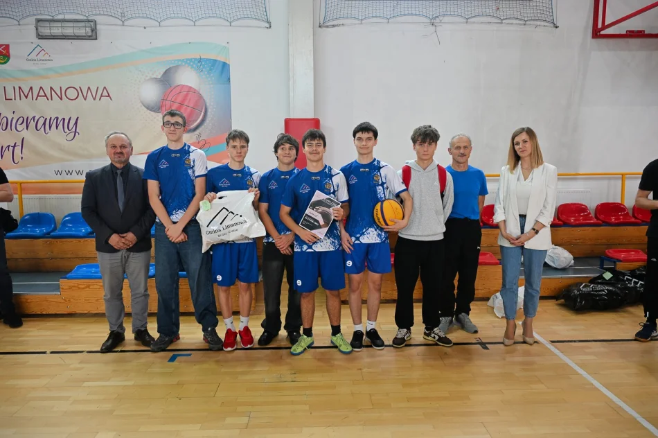 Męcina 2 i Młynne zwycięzcami Mistrzostw Gminy Limanowa w Koszykówce 3x3 Młodzieży Szkolnej - zdjęcie 11