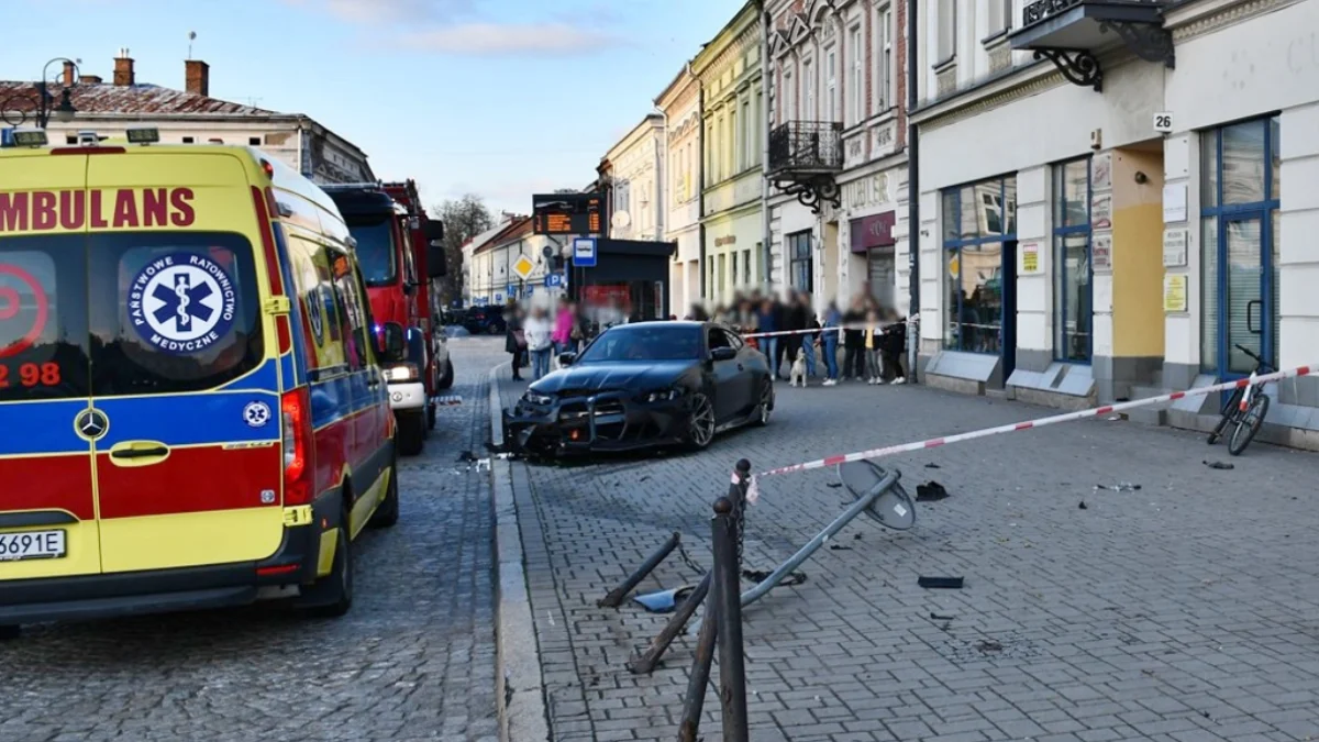 BMW uczestniczące w zdarzeniu drogowym na ulicy Rynek w Nowym Sączu