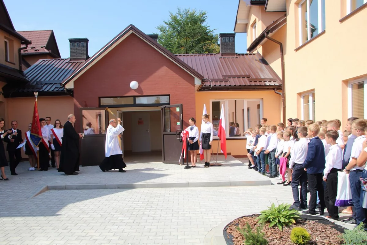 Inauguracja nowego roku szkolnego w nowym budynku szkoły