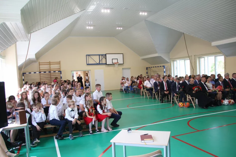 Inauguracja nowego roku szkolnego w nowym budynku szkoły - zdjęcie 3