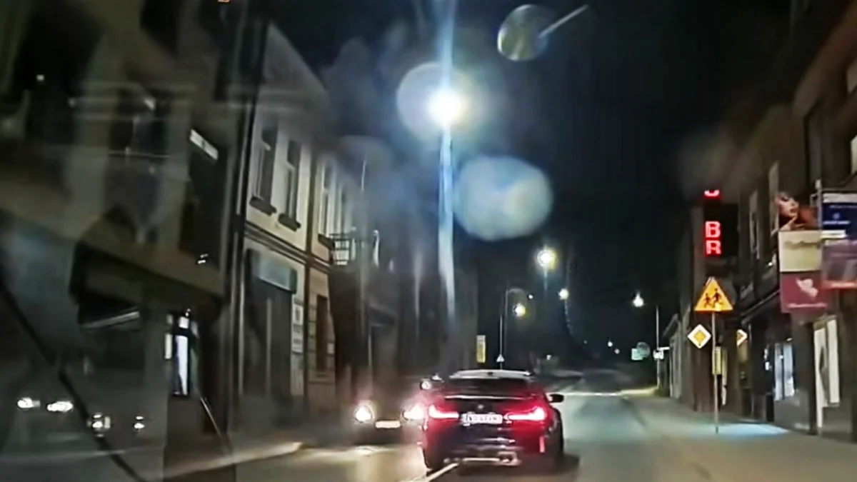 BMW w poślizgu podczas wyprzedzania. O włos od zderzenia (WIDEO)