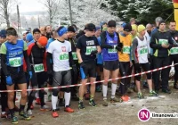 Duży ścisk w czołówce. Walczyli w śniegu. - zdjęcie główne