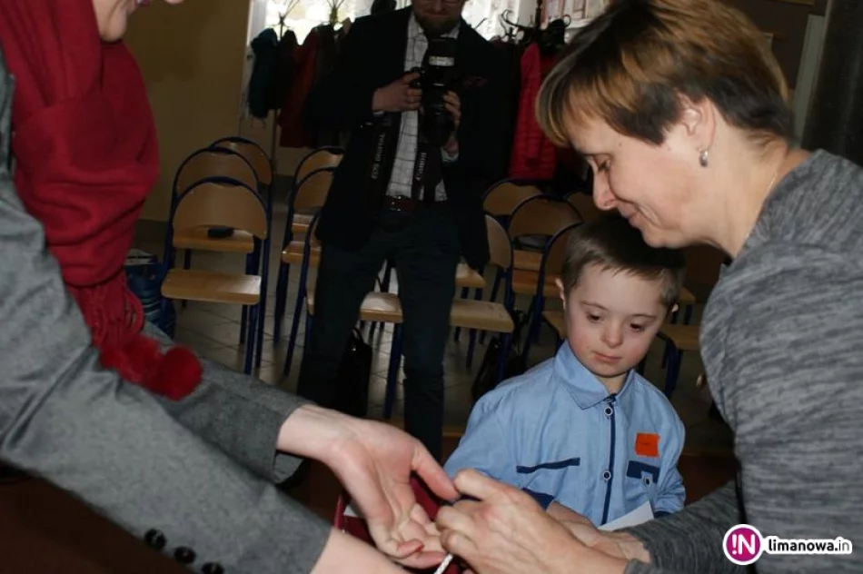 VIII Miejsko-Gminny Bożonarodzeniowy Konkurs Plastyczny dla dzieci niepełnosprawnych - zdjęcie 8