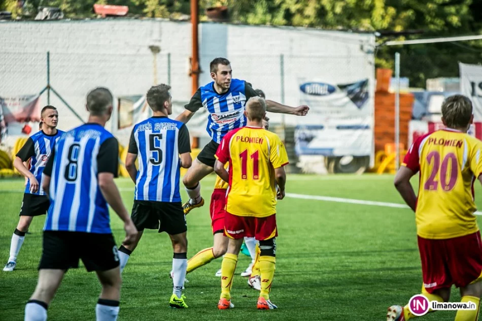 Sokół lepszy od Płomienia. Murawa ze sztuczną nawierzchnią przetestowana - zdjęcie 2