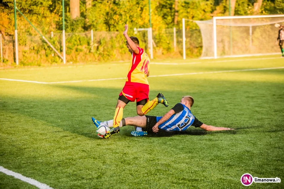 Sokół lepszy od Płomienia. Murawa ze sztuczną nawierzchnią przetestowana - zdjęcie 4