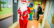 Dzięki wizycie kupców z Mikołajem na twarzach małych pacjentów pojawiły się uśmiechy - zdjęcie 2
