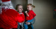 Dzięki wizycie kupców z Mikołajem na twarzach małych pacjentów pojawiły się uśmiechy - zdjęcie 3